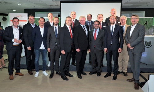 Philipp Raulfs und Tobias Heilmann (beide Mitglieder des Landtages), Marcel Schäfer und Jörg Schmadtke (beide VfL Wolfsburg), Dennis Weilmann (Wirtschaftsdezernent der Stadt Wolfsburg und Geschäftsführer der WMG), Oberbürgermeister Klaus Mohrs, Matthias Wunderling-Weilbier (Landesbeauftragter der niedersächsischen Landesregierung für die Region Braunschweig), Dr. Bernd Althusmann (Niedersächsischer Minister für Wirtschaft, Arbeit, Verkehr und Digitalisierung), Thomas Krause (Mitglied des Vorstands der Wolfsburg AG), Sabah Enversen (stellv. Aufsichtsratsvorsitzender der WMG), Harald Vespermann (Aufsichtsratsvorsitzender der WMG), Jens Hofschröer (Geschäftsführer der WMG), Ratsherr Ingolf Viereck, Julius von Ingelheim (Leiter Regionalstrategie und Standortentwicklung bei der Volkswagen AG), Dr. Frank Fabian (Sprecher des Vorstands der Wolfsburg AG). Foto: Matthias Leitzke