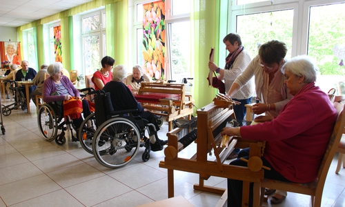 Weben mit Demenzerkrankten. Foto: Thorsten Raedlein