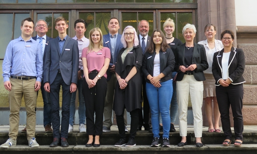 Vordere Reihe: Hannes Begert, Nils Welsch, Nadine Hellmich, Selina Sido, Melda Taskin, Landrätin Christiana Steinbrügge, Edith Förg-Reichelt (Ausbildungsleiterin Landkreis Wolfenbüttel); Hintere Reihe: Klaus Kühle (Personalrat Landkreis Wolfenbüttel), Lukas Döring, Nicolas Winkler, Martin Hortig (Erster Kreisrat Landkreis Wolfenbüttel), Marie Gehlhaar, Martha Wolfstädter (Personalentwicklung Landkreis Wolfenbüttel). Foto: Landkreis Wolfenbüttel
