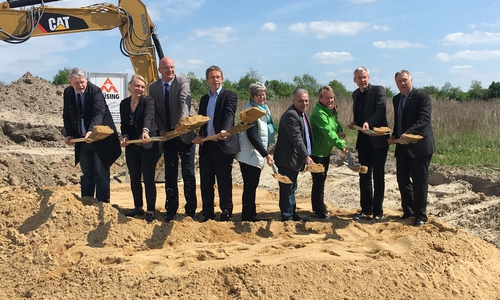 Oberbürgermeister Klaus Mohrs, die Ortsbürgermeisterin von Brackstedt, Warmenau und Velstove Angelika Jahns, der Ortsbürgermeister von Kästorf und Sandkamp Francescantonio Garippo, sowie Stadtbaurat Kai-Uwe Hirschheide und Bernd Mühlnickel, Geschäftsbereichsleiter der Niedersächsischen Landesbehörde für Straßenbau und Verkehr in Wolfenbüttel, feierten den ersten Spatenstich zur Erschließung des Gewerbegebietes Warmenau Ost südlich der Bundesstraße 188. Foto: Stadt Wolfsburg