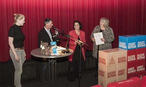 Die IG Metall übergab ihre Unterschriften. (v.l.n.r.) Garnet Alps, Michael Kleber (DGB Region SON), Carola Reimann, Eva Stassek. Foto: Privat