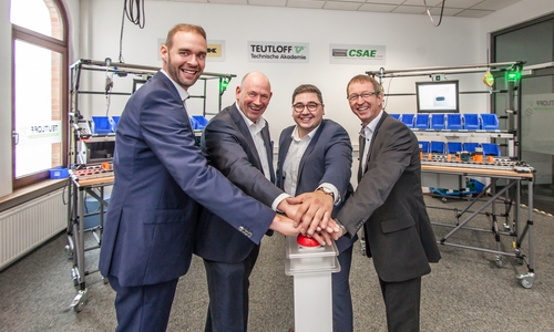 BU Foto 2: (v.l.n.r.) Michel Wedekind (CSAE), Alexander von Lützow (TEUTLOFF), Caner Durgut (TEUTLOFF) und Jörg Wittkugel (TURCK) gaben den Startschuss für die Zusammenarbeit.

Bildnachweis: TEUTLOFF / Andreas Rudolph