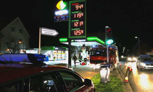 An der Tankstelle in Halchter kam es zu einem Gefahrstoffeinsatz für die Feuerwehr. Foto: Werner Heise