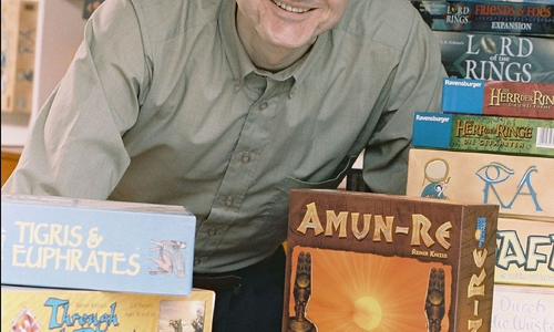 Reiner Knizia und seine preisgekrönten Spiele. Foto: Stadt Wolfsburg