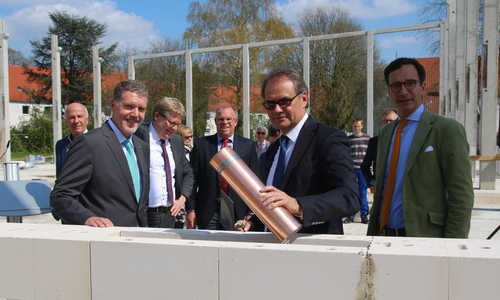 Oberbürgermeister Ulrich Markurth bei der Grundsteinlegung. Fotos: Siegfried Nickel