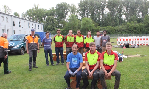 Die Auszubildenen der Landesforsten haben Bänke für die Flüchtlingsunterkunft Okeraue gebaut. gemeinsam mit den Flüchtlingen wurden die Bänke am Donnerstag aufgestellt. Fotos: Anke Donner 