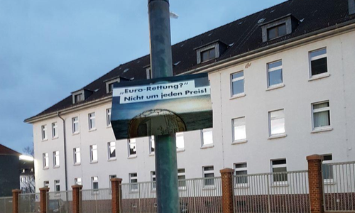 DIE PARTEI hat ein noch immer nicht abgehängtes Plakat einer "Spaßpartei" entdeckt. Fotos: DIE PARTEI
