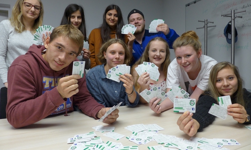 Mitglieder des Jugendparlamentes Salzgitter präsentieren ihren Taschenkalender für das Jahr 2018. Foto: Stadt Salzgitter