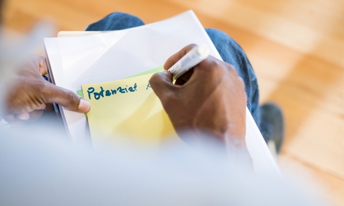 Wo liegen die Stärken des Projektes und wieso sollte gerade dies gefördert werden? Diese Punkte präzise in Worte zu fassen, lernen die Teilnehmer in den Workshops. Foto: Konstantin Tönnies 