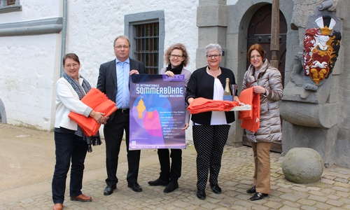 Ingrid Eichstädt, Stefan Krieger, Alexa von der Brelje, Monika Kiekenap-Wilhelm und Susanne Wiersch stellten das diesjährige Programm der Sommerbühne im Schloss Wolfsburg vor. Foto: Christoph Böttcher