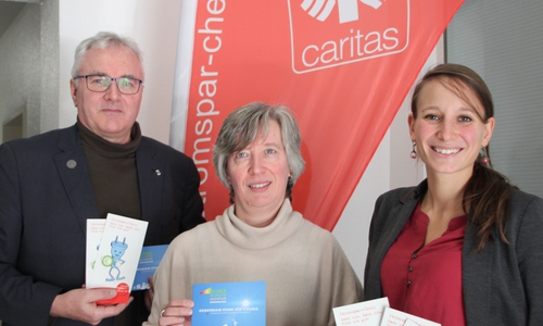 Die Koordinatoren und Unterstützer des Projektes freuen sich über die erfolgreiche Kooperation im Landkreis Hildesheim - von links: Jürgen Hess (Geschäftsbereichsleiter Sozialarbeit, Caritasverband für Stadt und Landkreis Hildesheim e.V.), Birgit Mosel (Vorstand, Caritasverband für Stadt und Landkreis Hildesheim e.V.) und Anja Lippmann (Geschäftsführerin der Klimaschutzagentur Hildesheim-Peine) (Foto: T. Pohlmann)