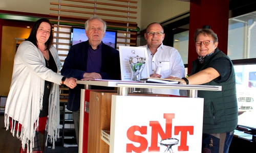 Katrin Schildhauer (AK Bauplanungsbüro), Heinz-Peter Kaufmann (Kunde), SNT-Geschäftsführer Stephan Niehoff und Andrea Renz (AK Bauplanungsbüro) bei der Beratung. Fotos: Nick Wenkel