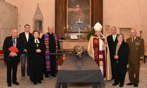 Vertreter der Kirchengemeinden Oker und Haljala mit dem Kruzifix. Foto: Ev.-luth. Kirchengemeinde Oker | Marius Rademacher-Ungrad