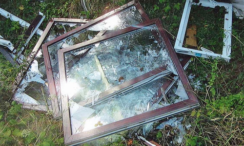Diese ausgebauten Fenster wurden in der Feldmark entsorgt. Fotos: Polizei