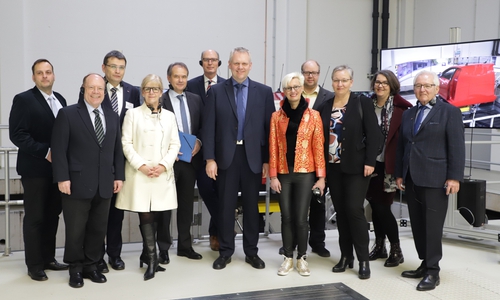 Die Delegation im Niedersächsischen Forschungszentrum für Fahrzeugtechnik (NFF) der TU Braunschweig. Von links: Privatdozent Dr. Roman Henze vom Institut für Fahrzeugtechnik, Professor Lothar Hagebölling, Vorsitzender des Hochschulrats der TU Braunschweig, Professor Thomas Vietor, Vorsitzender des NFF-Vorstands, Dr. Anja Hesse, Dezernentin für Kultur und Wissenschaft der Stadt Braunschweig, Ulrich Markurth, Oberbürgermeister der Stadt Braunschweig, Christoph Plett, MdL, Björn Thümler, Minister des für Wissenschaft und Kultur des Landes Niedersachsen, Professorin Anke Kaysser-Pyzalla, Präsidentin der TU Braunschweig, Jörn Domeier, MdL, Iris Bothe, Dezernentin für Jugend, Bildung und Integration der Stadt Wolfsburg, Susanne Victoria Schütz, MdL, Professor Udo-Willi Kögler, Ehrensenator der TU Braunschweig. Fotos: Marisol Glasserman/TU Braunschweig