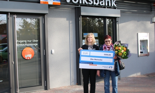 Nicole Pschak, Kundenberaterin in Gamsen, übergibt symbolisch die 5.000 Euro vom VR-Gewinnsparen an Elke Meinecke, Kundin der Volksbank BraWo seit über 35 Jahren. Foto: Volksbank BraWo