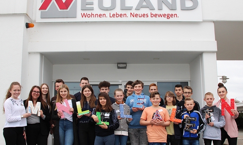 Die Schüler durften am Zukunftstag Buchstaben bemalen. Foto: Neuland Wohnungsgesellschaft mbH 