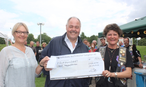 Die Blue Knights spendeten 500 Euro an den Verein Weggefährten. Außerdem erreichte den Verein ein rührender Brief. Foto: Anke Donner