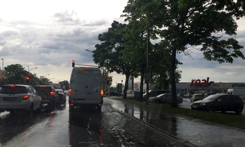 An der Einfahrt des Supermarkt-Parkplatzes kam es zum Unfall. Foto: Alexander Panknin
