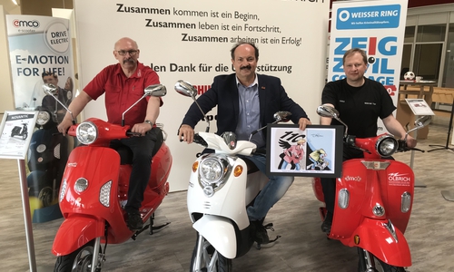 Bernhard Olbrich, Günter Koschig vom WEISSEN RING und Jens Methner bei der 
Cartonübergabe an Firma Olbrich. Foto: Sia-Desiree Koschig