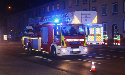 Die Feuerwehr musste eine Person aus dem brennenden Keller retten. Fotos: Rudolf Karliczek