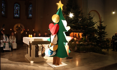 An diesem Weihnachtsbaum wurde alles befestigt, was im Leben wirklich zählt. Foto: Privat