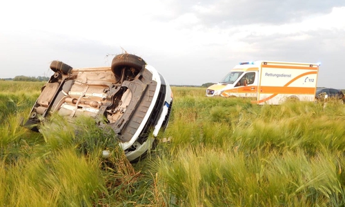 Warum der Wagen im Feld landete ist noch nicht bekannt. Fotos: Feuerwehren Samtgemeinde Velpke.