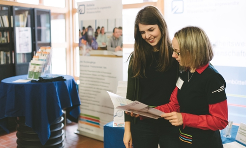 Am Infostand der Studienberatung erfahren Studieninteressierte alles Wissenswerte rund um das Studium an der Ostfalia. Foto: Ostfalia