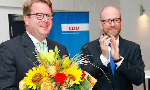 CDU-Bundestagsabgeordneter Peter Taubert gratuliert Carsten Müller für die Nominierung. Foto: Siegfried Nickel