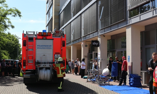 Einige Gäste des Fitnessstudios wurden in Badekleidung evakuiert und warteten vor der Tür auf das Ende des Einsatzes. Foto: Robert Braumann