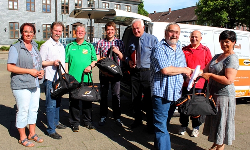 Während der Übergabe (von links): Andrea Föninger, Axel Wagener, Karsten Gödecke, Tim Borchers, Klaus Reiter, Claus- Dieter Ahrens, Walter Lehmann, Regina Bollmeier. Foto: Privat
