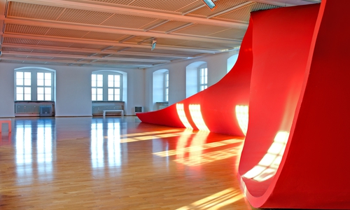 „Die Flamme der Revolution, liegend (in Wolfsburg)“ von Olaf Nicolai © Städtische Galerie Wolfsburg, Foto: W. Heimermann
