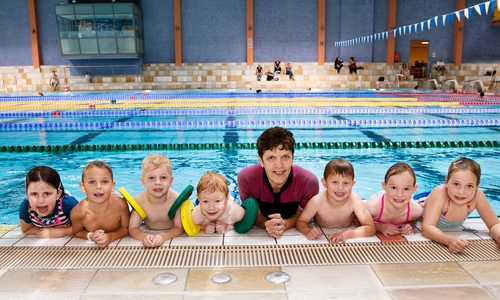 In Gruppen von maximal sieben Kindern lernen die Kleinen das Schwimmen. Foto: Stadt Wolfsburg