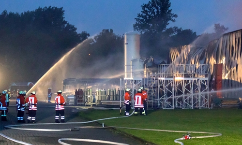 Die Einsatzkräfte beim Löschen der brennenden Fassadenteile. Fotos: Rudolf Karliczek; Video: aktuell24(BM)