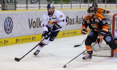Doppeltorschütze Brent Aubin jagt Münchens Daryl Boyle. Foto: Brandes/Presseblen.de/Archiv