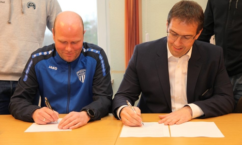 Die Unterzeichnung des JSG-Vertrages von Benjamin Ohde, erster Vorsitzender des TSVG Helmstedt und des HSV-Vorstandssprechers Thomas Mosenheuer. Foto: HSV