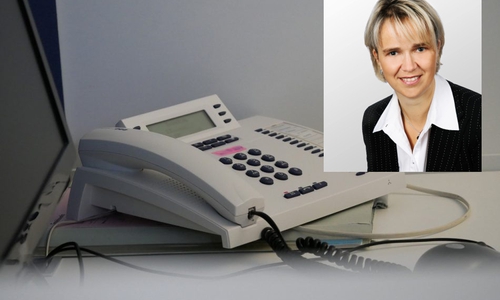 Gabriele Kühne steht am Telefon mit Tipps und Beratung zur Verfügung. Fotos: Alexander Panknin/Agentur für Arbeit