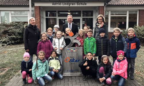 Thomas Fast, Leiter der Direktion Gifhorn von der Volksbank BraWo und Botschafter von United Kids Foundations, übergibt den Sport Oskar-Pokal an die Schüler der 2. Klasse, Sportlehrerin Sabine Andresen (links) und Ute Rathje, kommissarische Schulleiterin, von der Astrid-Lindgren-Schule. Foto: Volksbank BraWo
