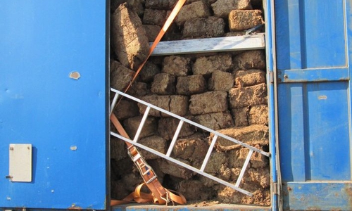 18 Tonnen Torfballen ungesichert auf der Ladefläche. Foto: Polizei Braunschweig