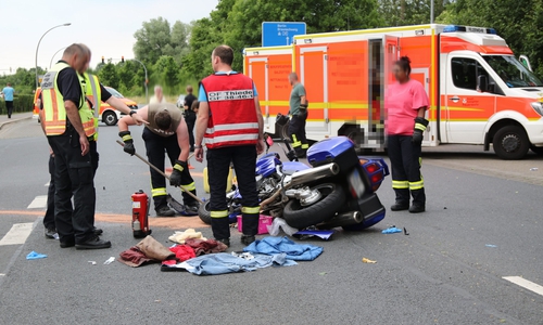 Während der verletzte Fahrer im Rettungswagen liegt, räumt die Feuerwehr bereits die Straße auf. Foto: Rudolf Karliczek