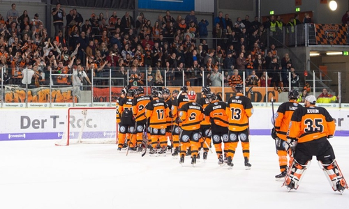 Die Grizzlys feiern mit ihren Fans das Ende der Durststrecke. Foto: Matthias Renner/ City-Press GmbH