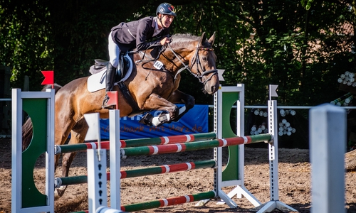 Tom Schulz gewann auf seinem Pferd Casper die Stilspringprüfung Klasse A. Foto: RSG Asse e.V.