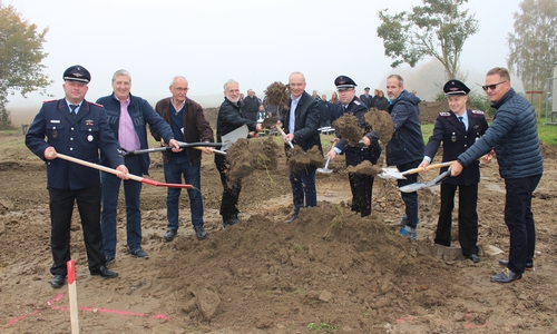 In Klein Flöthe wurde am Mittwoch der erste Spatenstich für das neue Feuerwehrhaus gesetzt. Fotos: Anke Donner