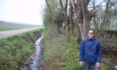 Lutz Seifert am Gewässer Osterbeek in Klein Vahlberg. Foto: Bündnis
90 / Die Grünen Ortsverband Elm - Asse - Fallstein
