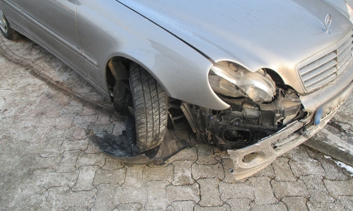 Aufgrund blendender Sonne übersah er einen auf der Fahrbahn stehenden Betonring und stieß dagegen. Foto: Polizei Goslar