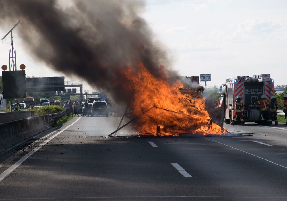 Der Transporer samt Ladung brannte vollkommen aus. Dabei wurde die Fahrbahn der Autobahn beschädigt. Foto: Polizei Braunschweig