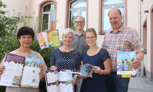 Regina Bollmeier, Landrätin Christiana Steinbrügge, Björn Reckewell, Anja Gabriel und Andreas Memmert präsentieren den neuen Katalog "AusZeit". Foto: Anke Donner 