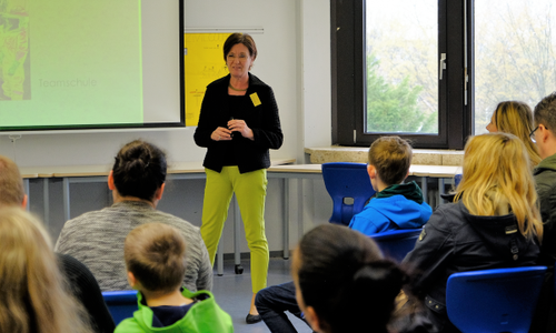 Schulleiterin Katrin Unger erläutert das pädagogische Konzept der HBG. Foto: HBG