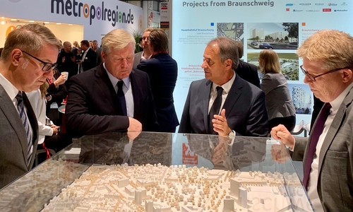 Bernd Althusmann und Ulrich Markurth begutachten das Modell des geplanten Neubauprojektes im Bereich des Bahnhofs. Foto: Metropolregion