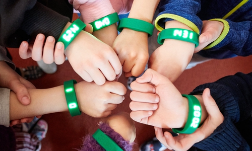 1.565 Schüler in der BraWo-Region zählen mit den grünen Fitnessarmbändern jeden Schritt.
Foto: planero GmbH
